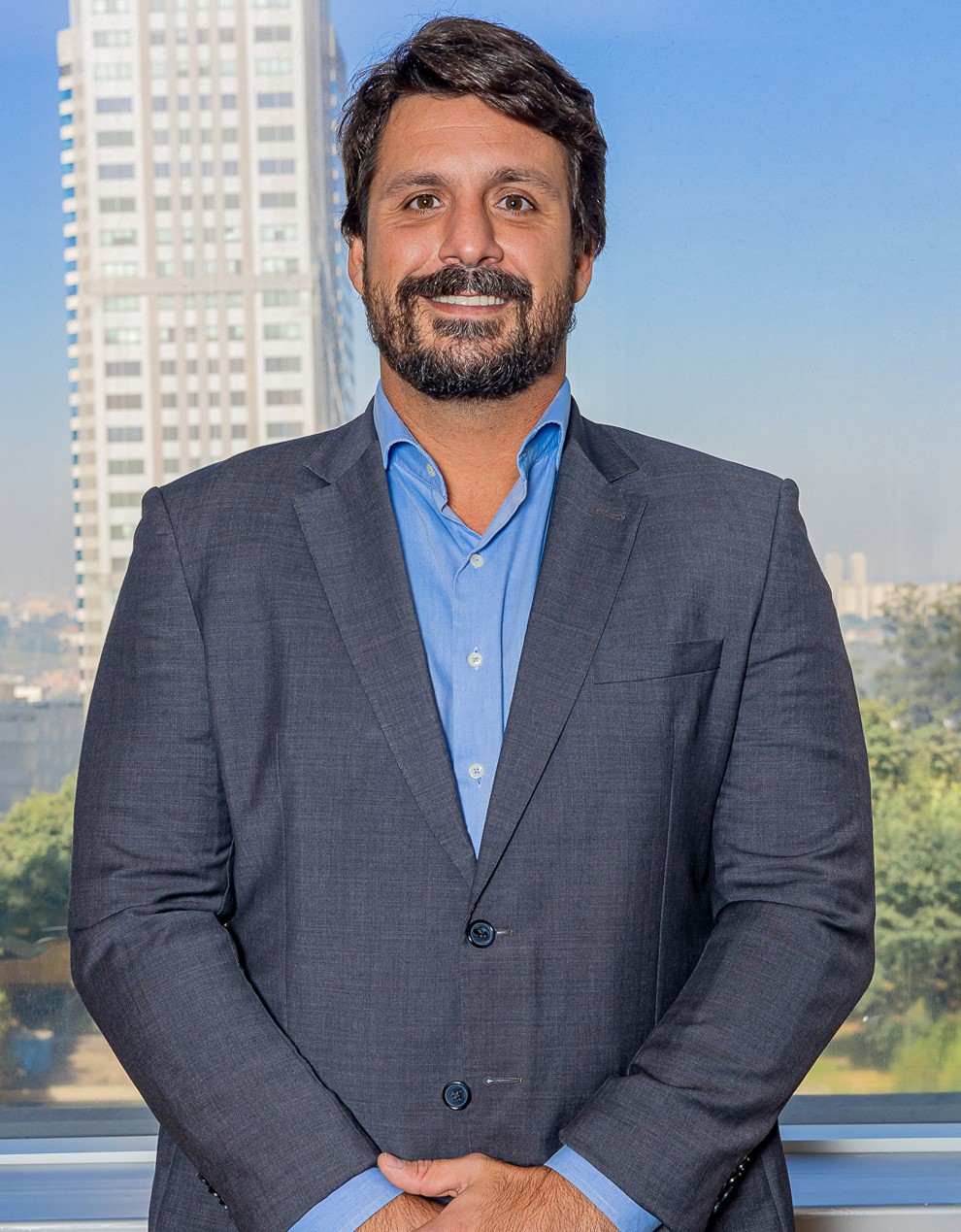 bruno-tognozzi homem de terno e gravata posando para foto