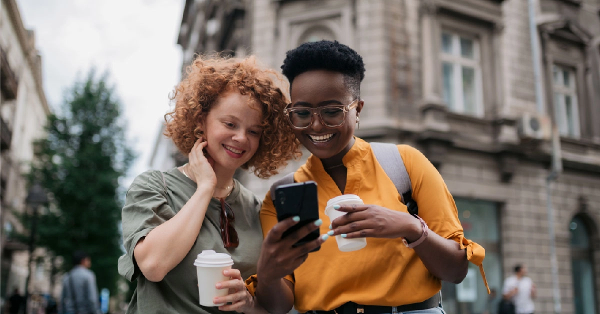 una persona con un celular en la calle