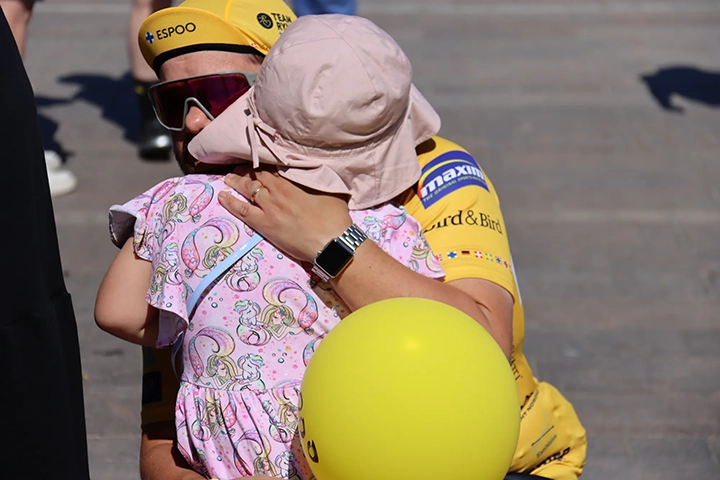Team Rynkeby hugs child 