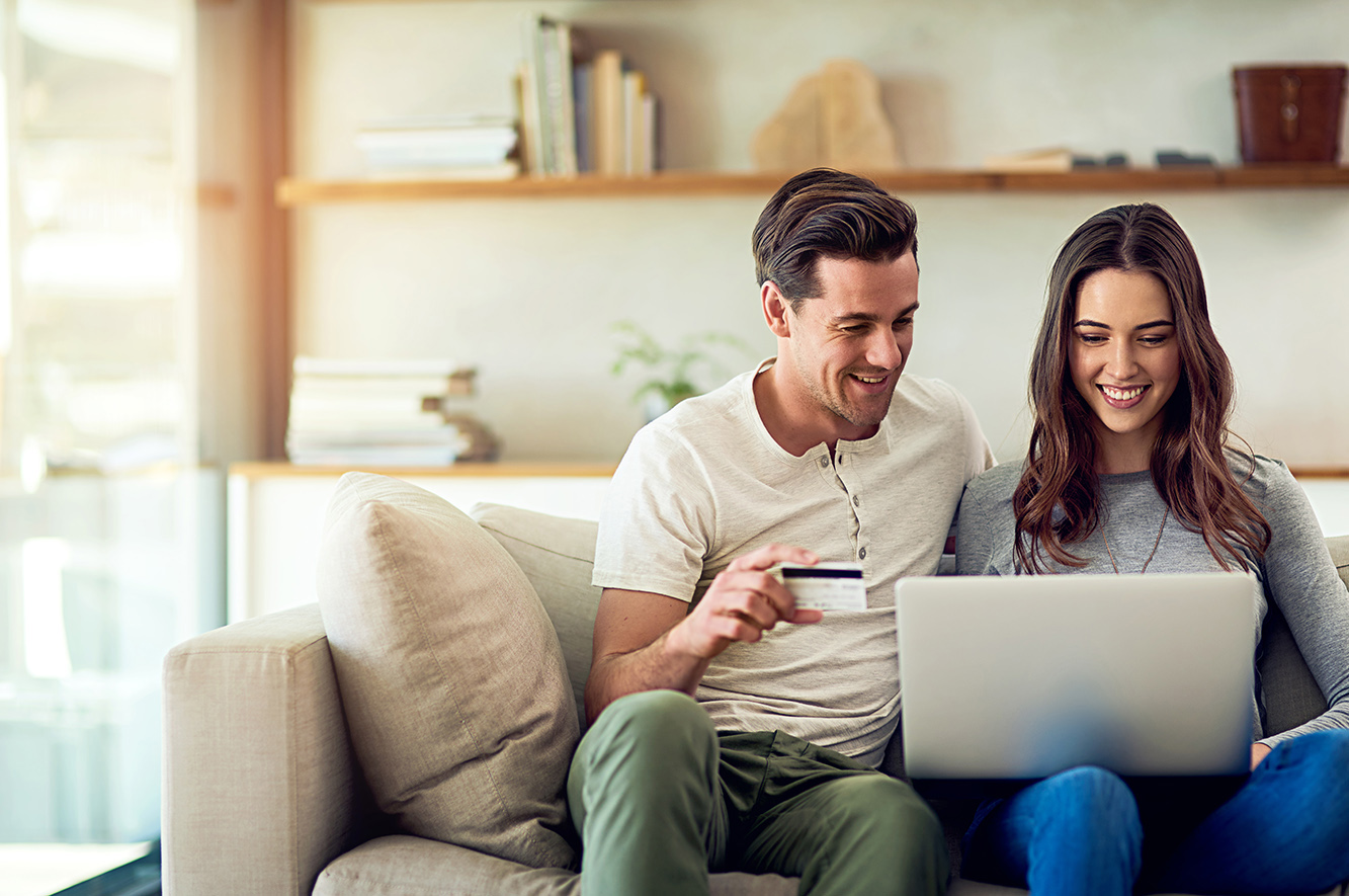 FIN-couple online purchase-getty-638526244-LR FIN-couple online purchase-getty-638526244-LR