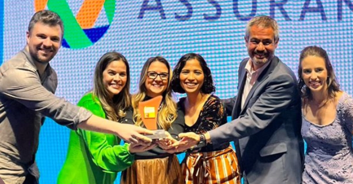 grupo de pessoas posando para foto