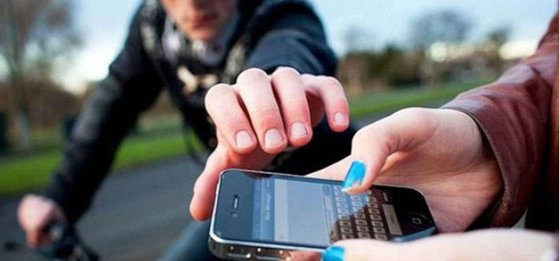 mão segurando um celular