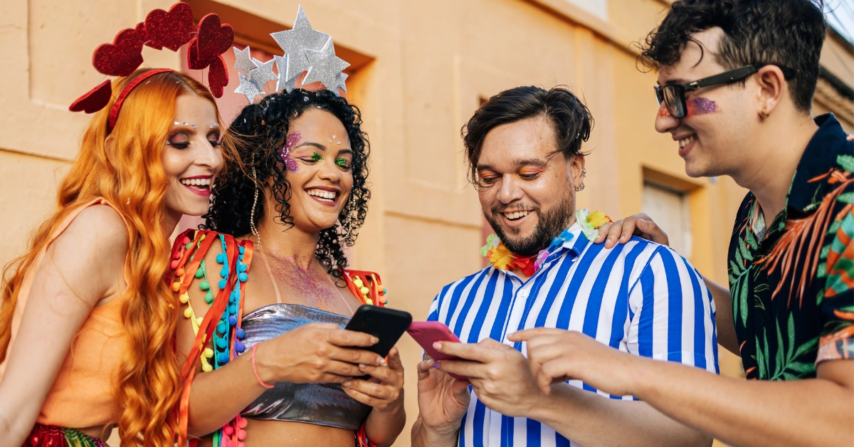 mulher segurando celular