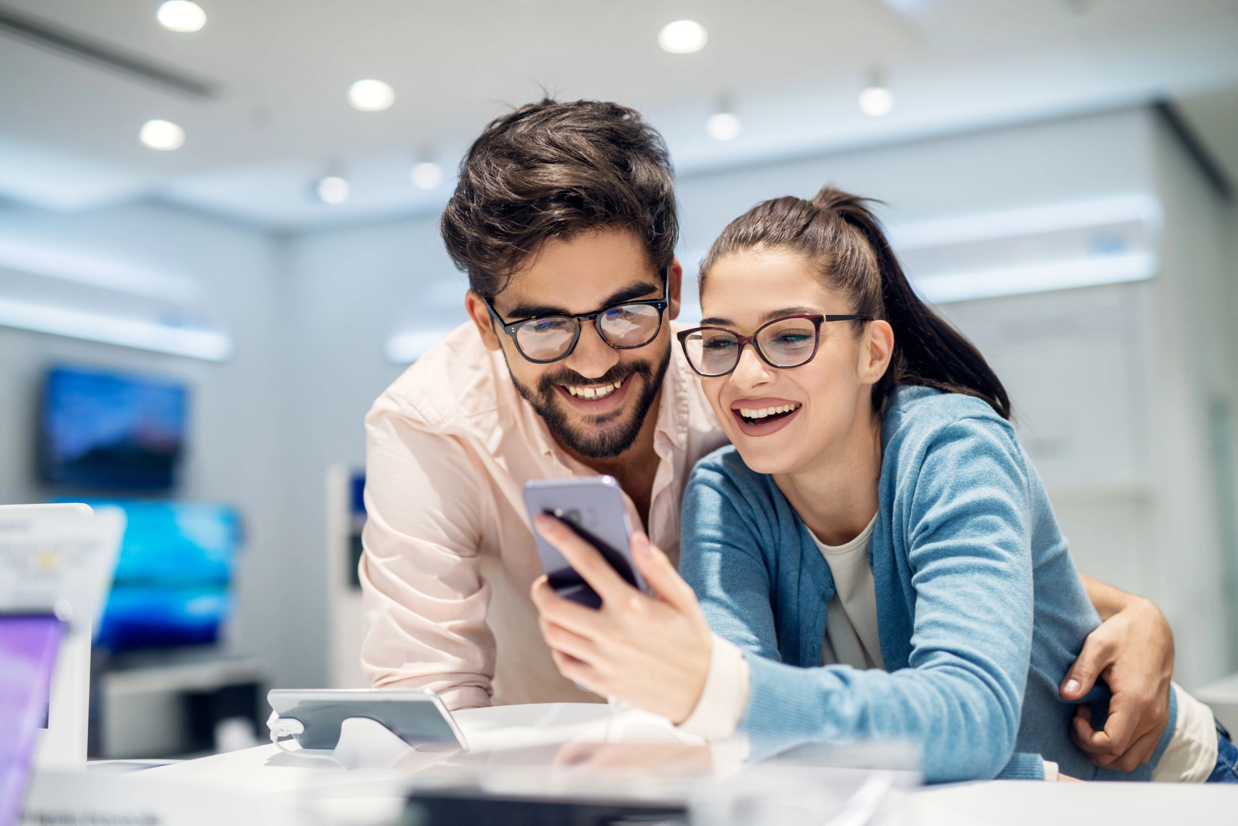 mobilecustomers homem de óculos com celular na mão