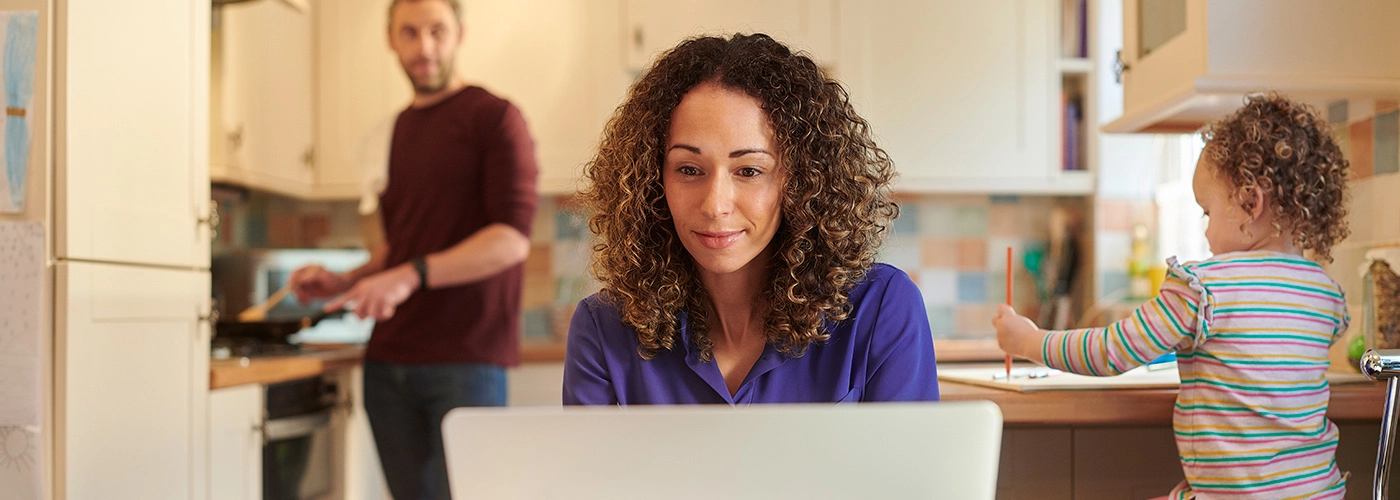 work-from-home-family cozinha mulher em frente a computador